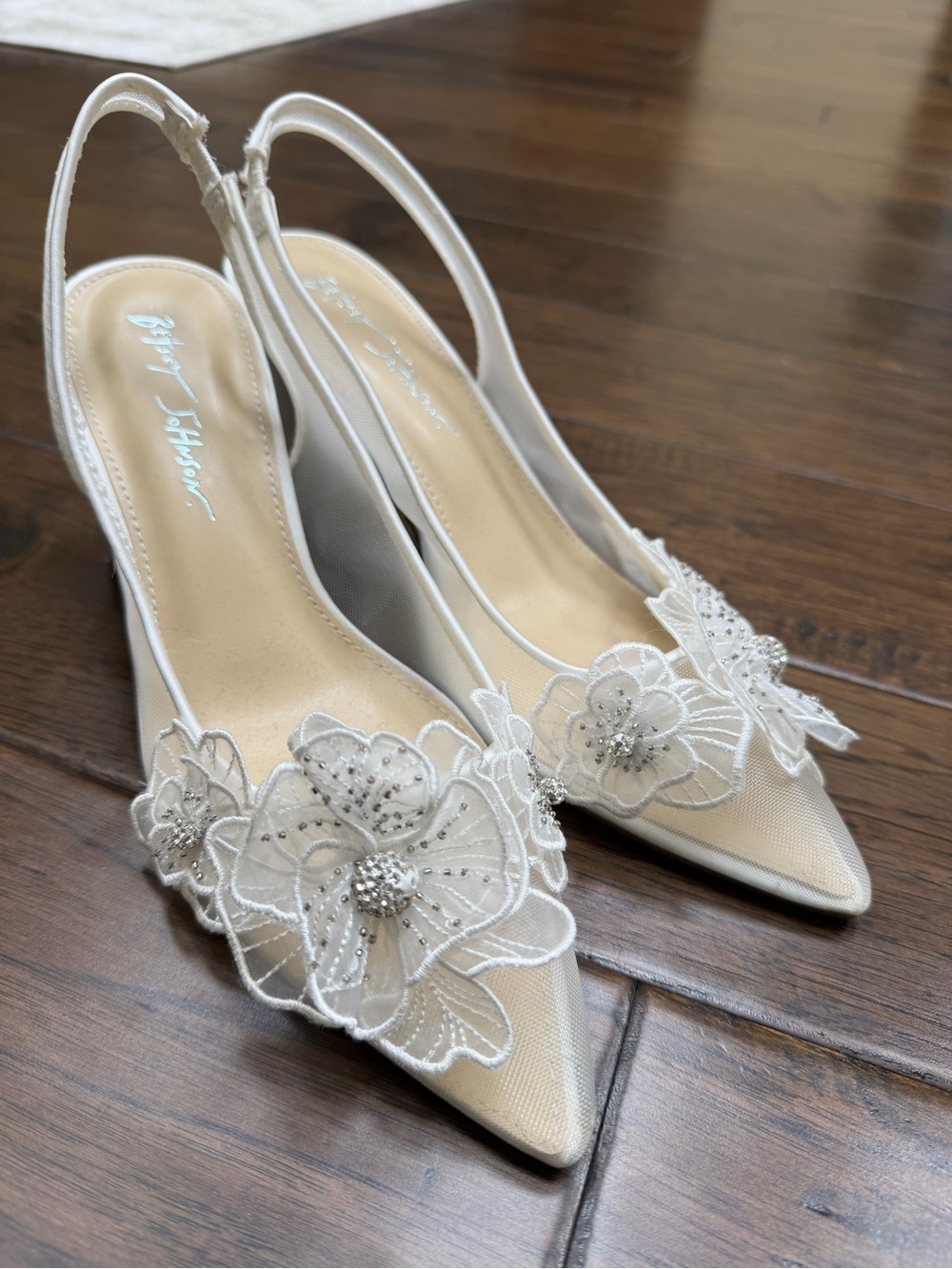Betsey Johnson White Floral Applique Slingback Block Heel Never Worn - Picture 7 of 10